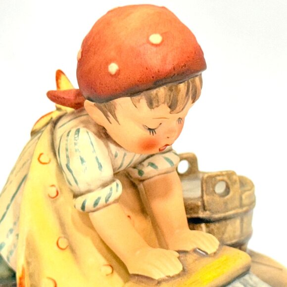 Goebel Hummel #363 Big Housecleaning - TMK5- West Germany (1970s) - Picture 6 of 12